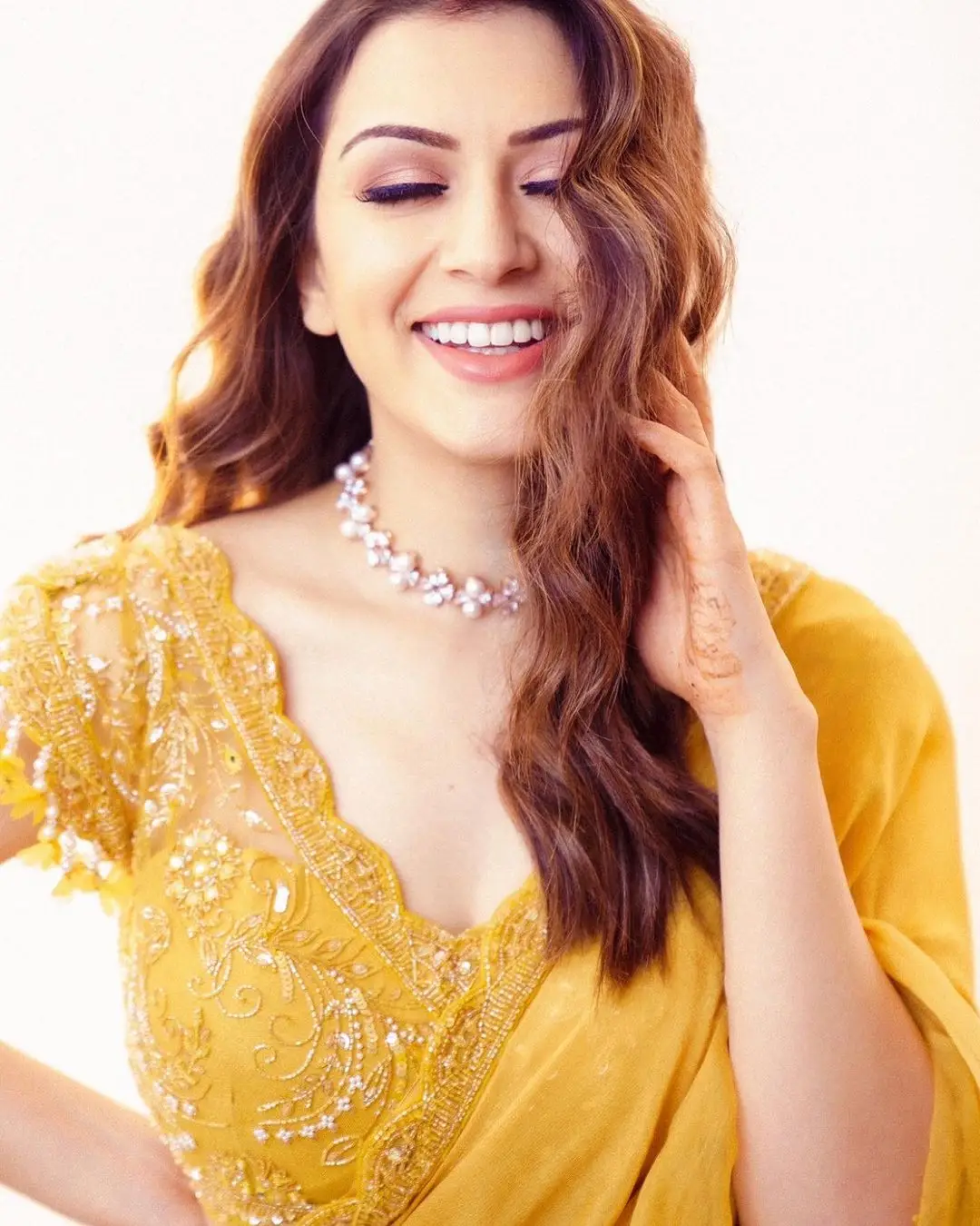 INDIAN GIRL HANSIKA MOTWANI STILLS IN YELLOW COLOR SAREE 5